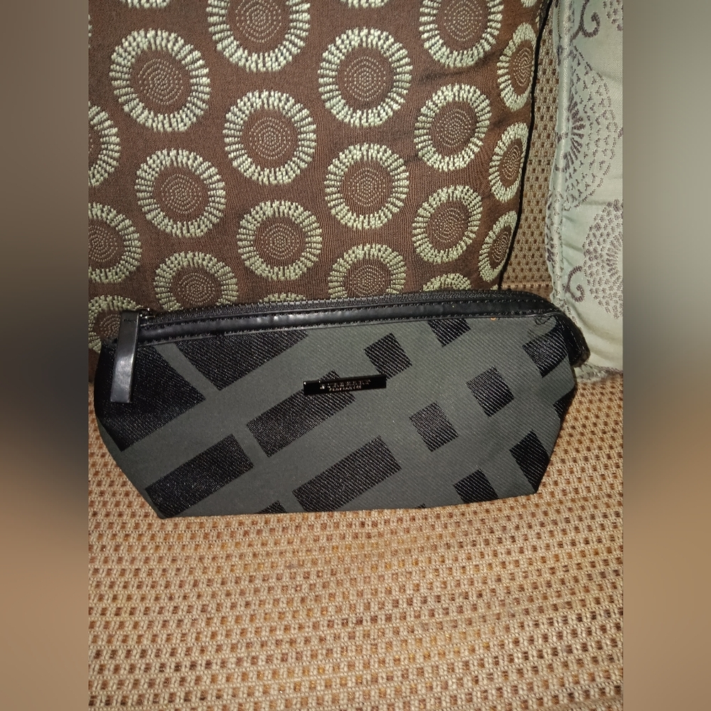 Burberry parfums zippy makeup pouch